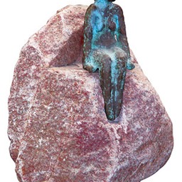 Frau sitzend auf einem Stein